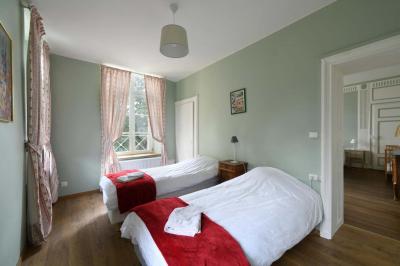 Miniature Location salle Bellignies (Nord) - Château de Bellignies #35 Salle de réception élégante avec tables dressées, chaises blanches, décorations florales et un piano en arrière-plan.