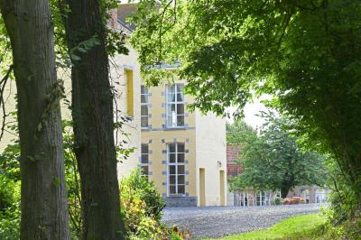 Miniature Location salle Bellignies (Nord) - Château de Bellignies #21 Salle de réception élégante avec tables dressées, chaises blanches, décorations florales et un piano en arrière-plan.