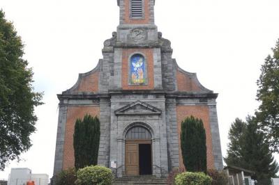 Miniature Location salle Bellignies (Nord) - Château de Bellignies #36 Salle de réception élégante avec tables dressées, chaises blanches, décorations florales et un piano en arrière-plan.