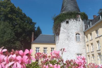 Miniature Location salle Bellignies (Nord) - Château de Bellignies #23 Salle de réception élégante avec tables dressées, chaises blanches, décorations florales et un piano en arrière-plan.