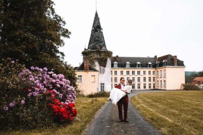 Miniature Location salle Bellignies (Nord) - Château de Bellignies #1 Salle de réception élégante avec tables dressées, chaises blanches, décorations florales et un piano en arrière-plan.