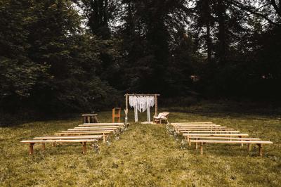 Miniature Location salle Bellignies (Nord) - Château de Bellignies #6 Salle de réception élégante avec tables dressées, chaises blanches, décorations florales et un piano en arrière-plan.