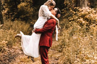 Miniature Location salle Bellignies (Nord) - Château de Bellignies #7 Salle de réception élégante avec tables dressées, chaises blanches, décorations florales et un piano en arrière-plan.