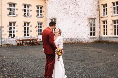 Miniature Location salle Bellignies (Nord) - Château de Bellignies #9 Salle de réception élégante avec tables dressées, chaises blanches, décorations florales et un piano en arrière-plan.
