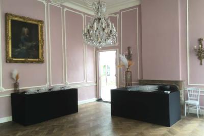 Miniature Location salle Bellignies (Nord) - Château de Bellignies #38 Salle de réception élégante avec tables dressées, chaises blanches, décorations florales et un piano en arrière-plan.