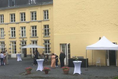 Miniature Location salle Bellignies (Nord) - Château de Bellignies #39 Salle de réception élégante avec tables dressées, chaises blanches, décorations florales et un piano en arrière-plan.