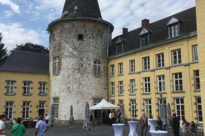 Miniature Location salle Bellignies (Nord) - Château de Bellignies #45 Salle de réception élégante avec tables dressées, chaises blanches, décorations florales et un piano en arrière-plan.