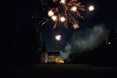 Miniature Location salle Bellignies (Nord) - Château de Bellignies #51 Salle de réception élégante avec tables dressées, chaises blanches, décorations florales et un piano en arrière-plan.
