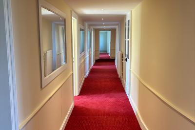 Miniature Location salle Bellignies (Nord) - Château de Bellignies #42 Salle de réception élégante avec tables dressées, chaises blanches, décorations florales et un piano en arrière-plan.