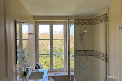 Miniature Location salle Bellignies (Nord) - Château de Bellignies #46 Salle de réception élégante avec tables dressées, chaises blanches, décorations florales et un piano en arrière-plan.