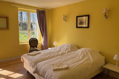 Miniature Location salle Bellignies (Nord) - Château de Bellignies #52 Salle de réception élégante avec tables dressées, chaises blanches, décorations florales et un piano en arrière-plan.