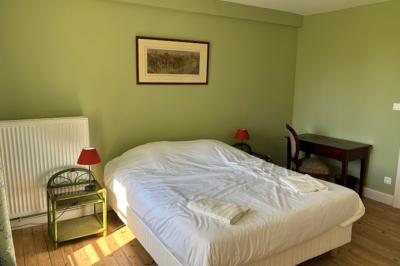 Miniature Location salle Bellignies (Nord) - Château de Bellignies #54 Salle de réception élégante avec tables dressées, chaises blanches, décorations florales et un piano en arrière-plan.