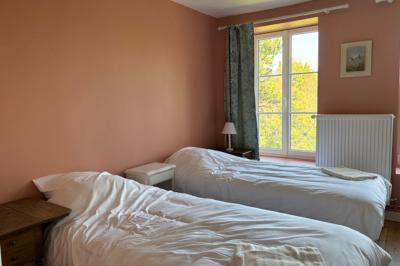 Miniature Location salle Bellignies (Nord) - Château de Bellignies #55 Salle de réception élégante avec tables dressées, chaises blanches, décorations florales et un piano en arrière-plan.