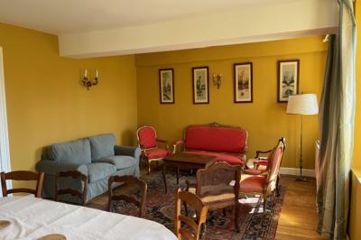 Miniature Location salle Bellignies (Nord) - Château de Bellignies #56 Salle de réception élégante avec tables dressées, chaises blanches, décorations florales et un piano en arrière-plan.