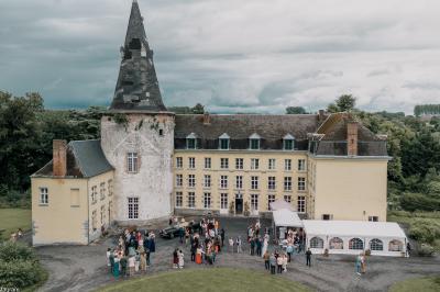 Miniature Location salle Bellignies (Nord) - Château de Bellignies #58 Salle de réception élégante avec tables dressées, chaises blanches, décorations florales et un piano en arrière-plan.