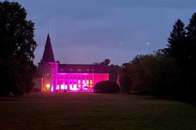 Miniature Location salle Bellignies (Nord) - Château de Bellignies #60 Salle de réception élégante avec tables dressées, chaises blanches, décorations florales et un piano en arrière-plan.