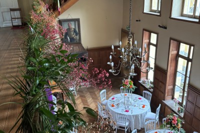 Miniature Location salle Bellignies (Nord) - Château de Bellignies #61 Salle de réception élégante avec tables dressées, chaises blanches, décorations florales et un piano en arrière-plan.