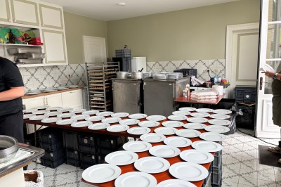 Miniature Location salle Bellignies (Nord) - Château de Bellignies #63 Salle de réception élégante avec tables dressées, chaises blanches, décorations florales et un piano en arrière-plan.