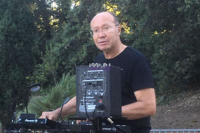 Console DJ Pioneer installée dans une salle de réception avec tables dressées en arrière-plan.