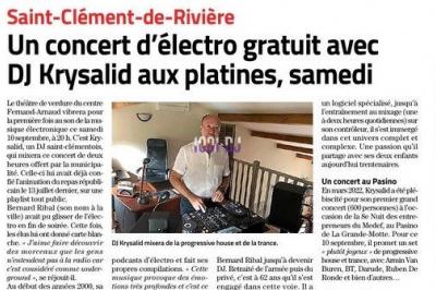 Console DJ Pioneer installée dans une salle de réception avec tables dressées en arrière-plan.