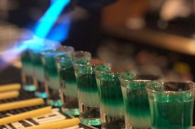 Miniature Location salle Lille (Nord) - Barnett's #10 Deux personnes souriantes dans un café à l'ambiance chaleureuse, avec un mur en briques et une enseigne néon.