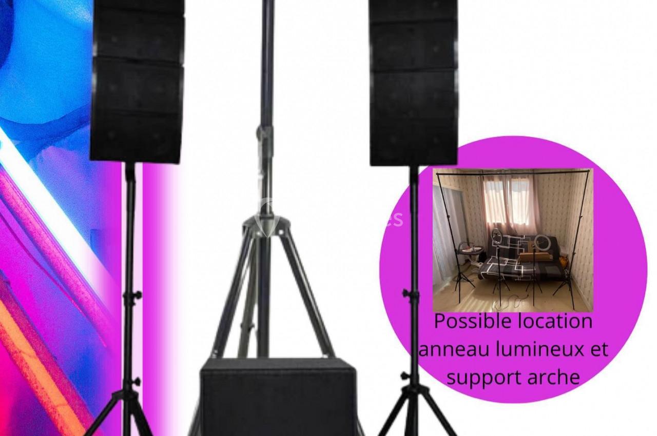 Équipement de sonorisation et éclairage avec projecteurs, enceintes sur pieds et support lumineux.