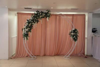 Miniature Location salle Noisy-le-Grand (Seine-Saint-Denis) - Espace du Mont d'Est #4 Centre de table floral avec roses et feuillage, entouré de tables dressées dans une salle lumineuse.