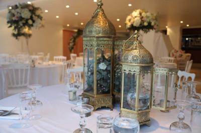 Miniature Location salle Noisy-le-Grand (Seine-Saint-Denis) - Espace du Mont d'Est #14 Centre de table floral avec roses et feuillage, entouré de tables dressées dans une salle lumineuse.