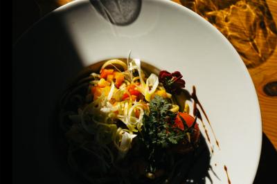 Miniature Location salle Six-Fours-les-Plages (Var) - La Lagune #7 Vue d'une plage avec une terrasse ombragée, des promeneurs, une étendue d'eau et des collines à l'horizon.