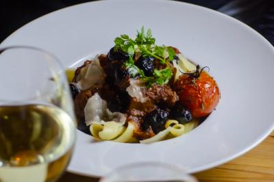 Miniature Location salle Six-Fours-les-Plages (Var) - La Lagune #8 Vue d'une plage avec une terrasse ombragée, des promeneurs, une étendue d'eau et des collines à l'horizon.