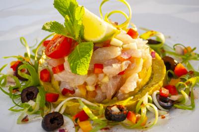 Miniature Location salle Six-Fours-les-Plages (Var) - La Lagune #4 Vue d'une plage avec une terrasse ombragée, des promeneurs, une étendue d'eau et des collines à l'horizon.