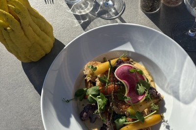 Assiette de pad thaï avec crevettes, tofu, coriandre, cacahuètes concassées et quartiers de citron vert.