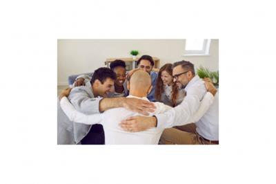 Deux personnes en tenue professionnelle discutant, avec des mots-clés flottants comme ’idée’ et ’travail’ sur fond bleu.