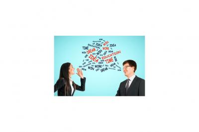 Deux personnes en tenue professionnelle discutant, avec des mots-clés flottants comme ’idée’ et ’travail’ sur fond bleu.