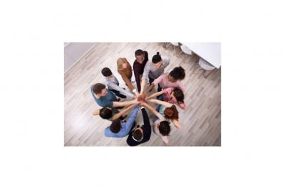 Deux personnes en tenue professionnelle discutant, avec des mots-clés flottants comme ’idée’ et ’travail’ sur fond bleu.