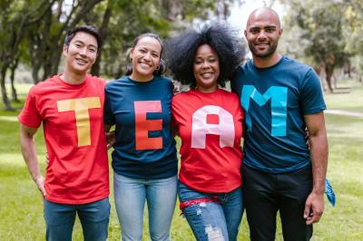 Deux personnes en tenue professionnelle discutant, avec des mots-clés flottants comme ’idée’ et ’travail’ sur fond bleu.