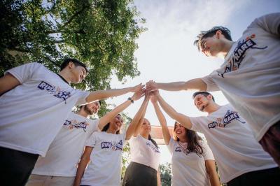 Deux personnes en tenue professionnelle discutant, avec des mots-clés flottants comme ’idée’ et ’travail’ sur fond bleu.
