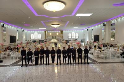 Miniature Location salle Villabé (Essonne) - Lune d'Or #2 Allée centrale bordée de chaises blanches disposées en extérieur, entourée de panneaux en bois et de murs végétalisés.