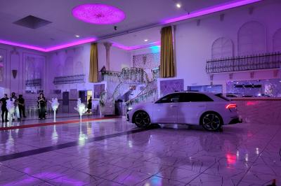 Miniature Location salle Villabé (Essonne) - Lune d'Or #3 Allée centrale bordée de chaises blanches disposées en extérieur, entourée de panneaux en bois et de murs végétalisés.