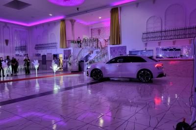 Miniature Location salle Villabé (Essonne) - Lune d'Or #4 Allée centrale bordée de chaises blanches disposées en extérieur, entourée de panneaux en bois et de murs végétalisés.