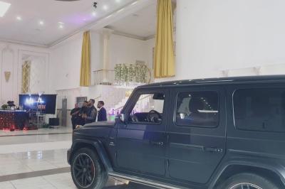 Miniature Location salle Villabé (Essonne) - Lune d'Or #5 Allée centrale bordée de chaises blanches disposées en extérieur, entourée de panneaux en bois et de murs végétalisés.