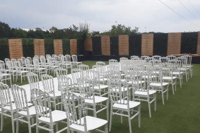 Miniature Location salle Villabé (Essonne) - Lune d'Or #6 Allée centrale bordée de chaises blanches disposées en extérieur, entourée de panneaux en bois et de murs végétalisés.