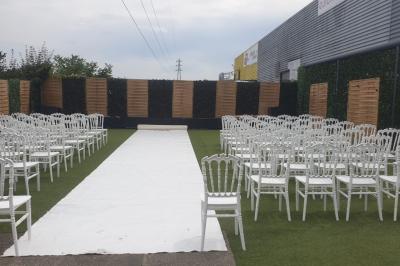 Miniature Location salle Villabé (Essonne) - Lune d'Or #7 Allée centrale bordée de chaises blanches disposées en extérieur, entourée de panneaux en bois et de murs végétalisés.