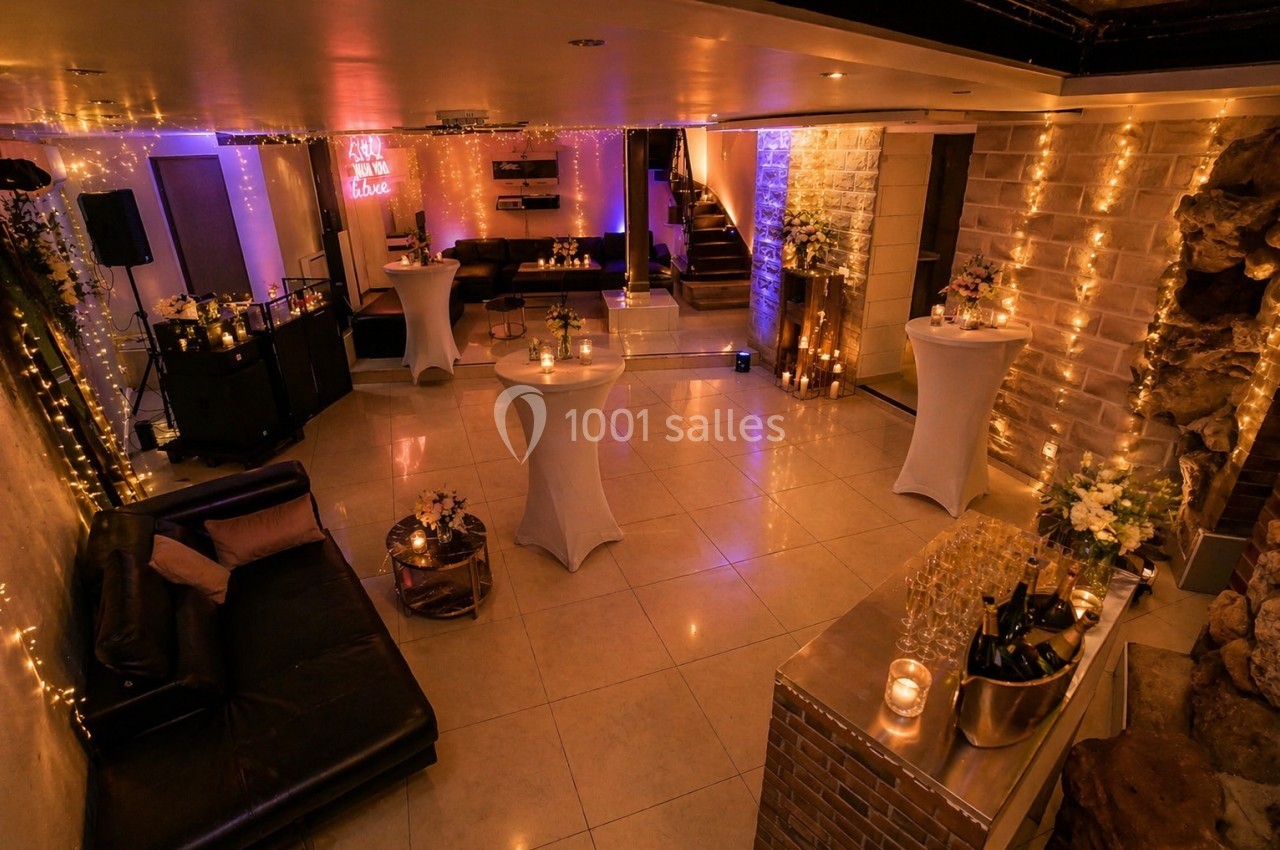 Location salle Nanterre (Hauts-de-Seine) - Manoir Loft 92 #3 Salle décorée pour un événement, avec tables hautes, guirlandes lumineuses et ambiance chaleureuse.