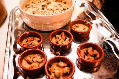Miniature Traiteur Thiers (Puy-de-Dôme) - Village Fani Traiteur #6 Table décorée pour un événement avec nappes en lin, fleurs roses et blanches, verres à vin et petits pots en verre.