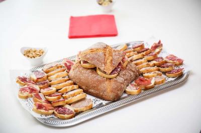 Miniature Traiteur Thiers (Puy-de-Dôme) - Village Fani Traiteur #8 Table décorée pour un événement avec nappes en lin, fleurs roses et blanches, verres à vin et petits pots en verre.