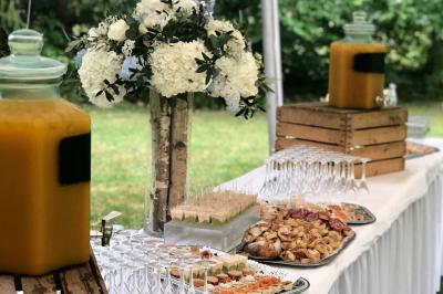 Miniature Traiteur Thiers (Puy-de-Dôme) - Village Fani Traiteur #16 Table décorée pour un événement avec nappes en lin, fleurs roses et blanches, verres à vin et petits pots en verre.