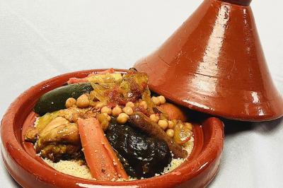 Miniature Traiteur Thiers (Puy-de-Dôme) - Village Fani Traiteur #18 Table décorée pour un événement avec nappes en lin, fleurs roses et blanches, verres à vin et petits pots en verre.