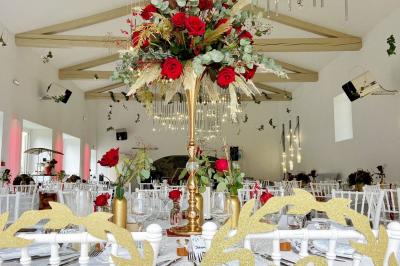 Miniature Traiteur Thiers (Puy-de-Dôme) - Village Fani Traiteur #19 Table décorée pour un événement avec nappes en lin, fleurs roses et blanches, verres à vin et petits pots en verre.