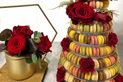 Miniature Traiteur Thiers (Puy-de-Dôme) - Village Fani Traiteur #20 Table décorée pour un événement avec nappes en lin, fleurs roses et blanches, verres à vin et petits pots en verre.